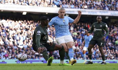  Pemain Manchester City Erling Haaland (tengah) mencetak gol keempat timnya selama pertandingan sepak bola Liga Inggris antara Manchester City dan Southampton di stadion Etihad di Manchester, Inggris, Sabtu, 8 Oktober 2022. 