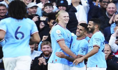  Pemain Manchester City Erling Haaland (tengah) merayakan dengan rekan setimnya setelah mencetak gol keempat timnya selama pertandingan sepak bola Liga Primer Inggris antara Manchester City dan Southampton di Stadion Etihad di Manchester, Inggris, Sabtu, 8 Oktober 2022. Man City unggul 4-0 di laga itu.