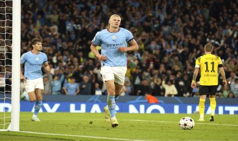 Striker Manchester City Erling Haaland, tengah, berselebrasi setelah mencetak gol kedua timnya selama pertandingan sepak bola grup G Liga Champions antara Manchester City dan Borussia Dortmund di Stadion Etihad di Manchester, Inggris, Rabu, 14 September 2022. 