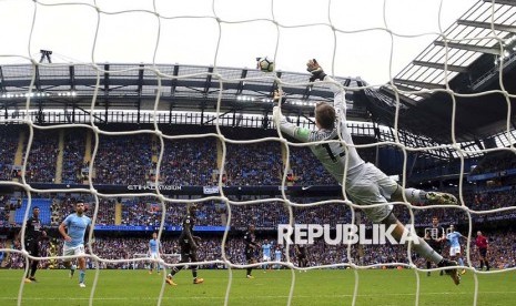 Pemain Manchester City Fabian Delph mencetak gol kelima City ke gawang Crystal Palace pada pertandingan Liga Primer Inggris di Etihad Stadium, Sabtu (23/9) malam.