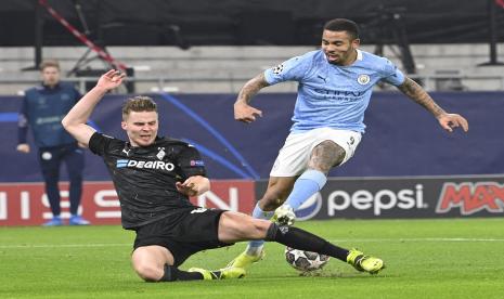    Pemain Manchester City Gabriel Jesus berebut bola dengan pemain Moenchengladbach Nico Elvendi (kiri) dalam pertandingan leg pertama babak 16 Liga Champions di Puskas Arena, Kamis (25/2) dini hari, WIB.