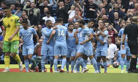 Penyerang Manchester City, Gabriel Jesus (kanan), dengan rekan satu timnya merayakan gol pertama setelah Tim Krul dari Norwich City mencetak gol bunuh diri selama pertandingan sepak bola Liga Primer Inggris antara Manchester City dan Norwich City di Stadion Etihad di Manchester, Inggris, Sabtu, 21 Agustus 2021 