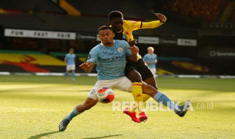 Pemain Manchester City Gabriel Jesus (kiri), berebut bola dengan pemain Watford Ismaila Sarr pada pertandingan sepak bola Liga Primer  Inggris antara Watford dan Manchester City di Stadion Vicarage Road di Watford, Inggris, Selasa (21/7/2020). 