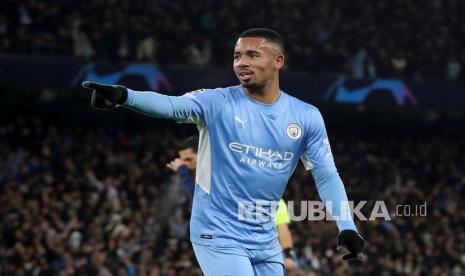  Pemain Manchester City Gabriel Jesus merayakan gol golnya dalam pertandingan Grup A Liga Champions melawan Paris Saint-Germain di Stadion Etihad di Manchester, Inggris, Kamis (25/11) dini hari WIB.  City menang 2-1.