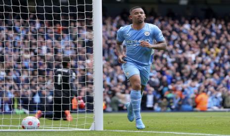 Pemain Manchester City Gabriel Jesus merayakan setelah mencetak gol kedua timnya selama pertandingan sepak bola Liga Premier Inggris antara Manchester City dan Liverpool, di stadion Etihad di Manchester, Inggris, Ahad, 10 April 2022.