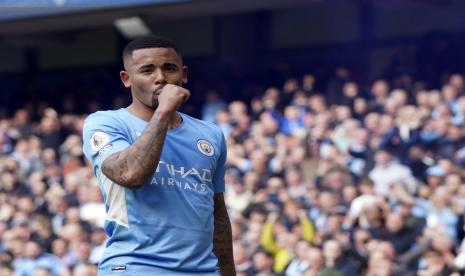 Pemain Manchester City Gabriel Jesus merayakan setelah mencetak gol kedua timnya selama pertandingan sepak bola Liga Inggris antara Manchester City dan Liverpool, di stadion Etihad di Manchester, Inggris, Ahad, 10 April 2022. 