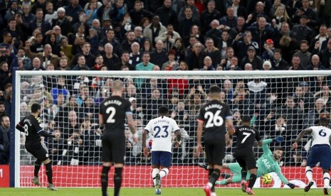 Pemain Manchester City, Ilkay Guendogan gagal menjebol gawang Tottenham Hotspur pada titik pinalti. 