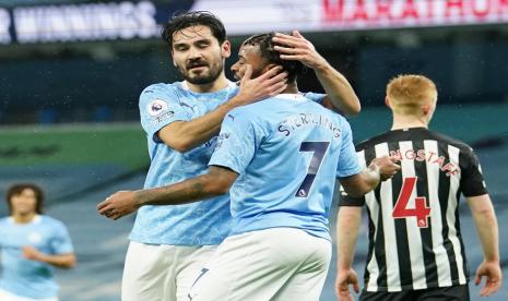 Pemain Manchester City, Ilkay Gundogan (kiri), melakukan selebrasi usai menjebol gawang Newcastle United dalam laga Liga Primer Inggris di Stadion Etihad, Manchester, Sabtu (26/12). 