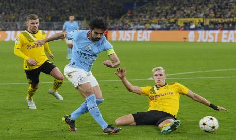 Pemain Manchester City Ilkay Gundogan, kiri, melakukan tembakan ke gawang di depan pemain Dortmund Nico Schlotterbeck pada pertandingan sepak bola Grup G Liga Champions antara Borussia Dortmund dan Manchester City di Dortmund, Jerman, Selasa, 25 Oktober 2022. 