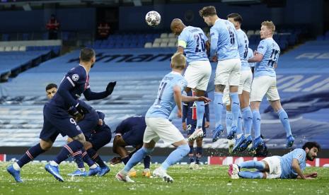  Pemain Manchester City itu mencoba memblok tendangan bebas saat pertandingan leg kedua semifinal Liga Champions antara Manchester City melawan Paris Saint Germain di Stadion Etihad, di Manchester, Selasa, 4 Mei 2021.