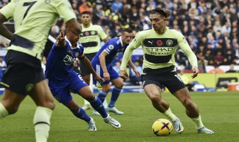  Pemain Manchester City Jack Grealish (kanan) berebut bola dengan pemain Leicester Youri Tielemans selama pertandingan sepak bola Liga Inggris antara Leicester City dan Manchester City di stadion King Power di Leicester, Inggris, Sabtu, 29 Oktober 2022. 