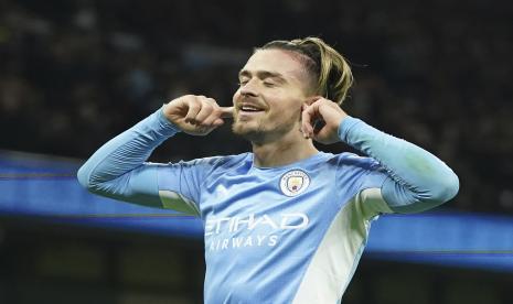 Pemain Manchester City Jack Grealish merayakan setelah mencetak gol kedua timnya selama pertandingan sepak bola Liga Premier Inggris antara Manchester City dan Leeds United di stadion Etihad di Manchester, Inggris, Selasa, 14 Desember 2021.