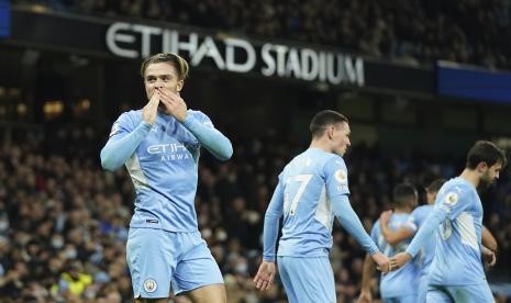 Pemain Manchester City Jack Grealish merayakan gol kedua timnya selama pertandingan sepak bola Liga Premier Inggris antara Manchester City dan Leeds United di stadion Etihad di Manchester, Inggris, Rabu (15/12).