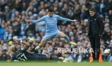 Pemain Manchester City Joao Cancelo (tengah) beraksi melawan pemain Wolverhampton Adama Traore (kiri) di samping manajer Wolverhampton Bruno Lage (kanan) selama pertandingan sepak bola Liga Premier Inggris antara Manchester City dan Wolverhampton Wanderers di Manchester, Inggris, Sabtu (11/12) malam WIB.