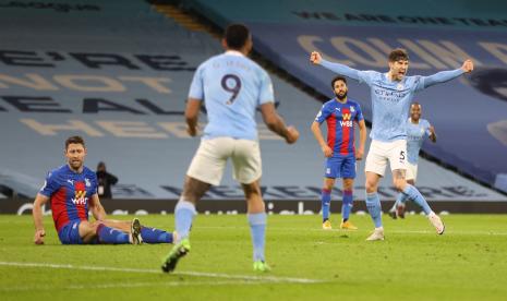 Pemain Manchester City John Stones (kanan) merayakan gol ke gawang Crystal Palace pada pertandingan di Stadion Etihad, Senin (18/1) dini hari WIB.