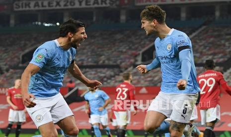 Pemain Manchester City John Stones (kanan) merayakan golnya ke gawang Manchester United pada semifinal Piala Liga Inggris di Old Trafford di Manchester, Inggris, Kamis (7/1) dini hari WIB.