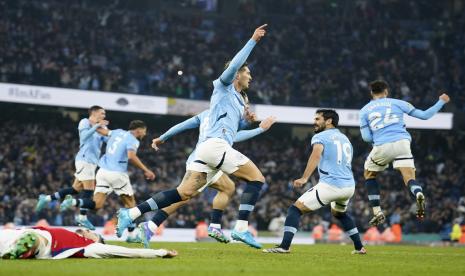 Pemain Manchester City John Stones (tengah), merayakan gol kedua timnya ke gawang Arsenal dalam pertandingan Liga Primer Inggris di Stadion Etihad, Manchester, Ahad, 22 September 2024. City bermain imbang 2-2 melawan Arsenal.