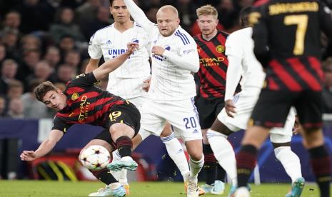 Pemain Manchester City Julian Alvarez (kiri) berebut bola dengan pemain FC Copenhagen Nicolai Boilesen (tengah) pada pertandingan fase Grup G Liga Champions di Copenhagen, Denmark, Selasa (11/10/2022) malam WIB.