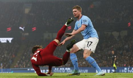 Pemain Manchester City Kevin De Bruyne (kanan) berebut bola dengan pemain Liverpool Harvey Elliott (kiri) pada pertandingan babak 16 besar Carabao Cup di Stadion Etihad, Manchester, Jumat (23/12) dini hari WIB.