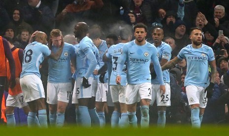 Pemain Manchester City Kevin De Bruyne (kedua dari kiri) bersama rekan setimnya merayakan gol ke gawang Tottenham Hotspur pada lanjutan Liga Primer di Stadion Etihad, Manchester, Inggris, Ahad (17/12) dini hari WIB. 