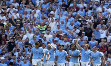 Pemain Manchester City Kevin De Bruyne, kedua kanan, merayakan dengan rekan setimnya setelah mencetak gol kedua timnya selama pertandingan sepak bola Liga Premier Inggris antara Manchester City dan Bournemouth di stadion Etihad di Manchester, Inggris, Sabtu, 13 Agustus 2022. 