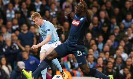 Pemain Manchester City Kevin De Bruyne (kiri) berduel dengan penggawa Napoli Kalidou Koulibaly (kanan) pada laga Grup F Liga Champions 2017/2018 di Stadion Etihad Stadium, Rabu (18/10) dini hari WIB. 