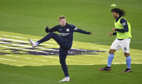 Pemain Manchester City, Kevin De Bruyne (kiri) dan Nathan Ake, melakukan pemanasan jelang pertandingan lawan Newcastle United di pentas Liga Primer Inggris pada Sabtu (26/12). 