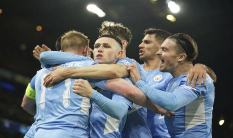 Gelandang Manchester City Kevin De Bruyne (kiri) merayakan dengan rekan satu timnya setelah mencetak gol pembuka timnya selama pertandingan sepak bola Liga Champions, leg pertama, perempat final antara Manchester City dan Atletico Madrid di Stadion Etihad, di Manchester, Selasa, 5 April 2022. Man City unggul 1-0 di laga itu.