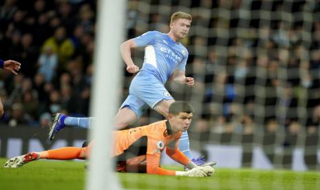 Gelandang Manchester City Kevin De Bruyne mencetak gol ketiga timnya selama pertandingan sepak bola Liga Primer Inggris antara Manchester City dan Leeds United di Stadion Etihad di Manchester, Inggris, Selasa, 14 Desember 2021. Man City unggul 7-0 atas Leeds.