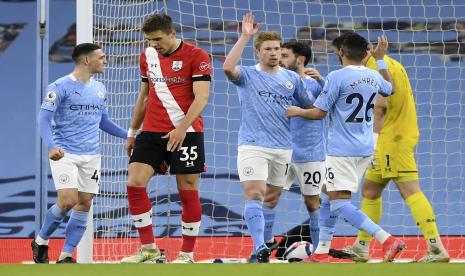 Pemain Manchester City Kevin De Bruyne merayakan gol ke gawang Southampton pada pertandingan lanjutan Liga Inggris di Stadion Etihad, Kamis (11/3) dini hari WIB.