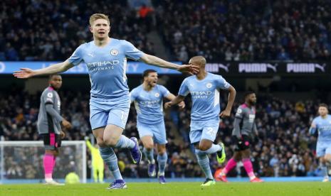 Pemain Manchester City Kevin De Bruyne merayakan kemenangan antara timnya melawan Leicester City pekan ke-19 Liga Primer Inggris 2021/2022 di Stadion Etihad, Ahad (26/12) malam WIB.