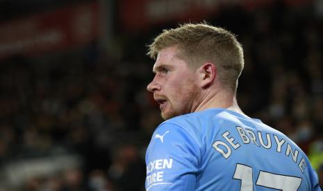 Pemain Manchester City Kevin De Bruyne terlihat selama pertandingan sepak bola Liga Premier Inggris antara Brentford dan Manchester City di Brentford Community Stadium di London, Rabu, 29 Desember 2021.