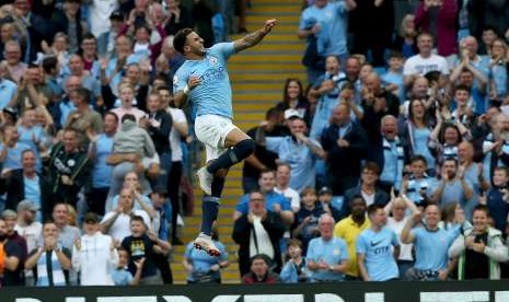 Pemain Manchester City Kyle Walker melepaskan tinju ke udara ketika merayakan gol ke gawang Newcastle United di Stadion Etihad. City menang 2-1 atas Newcastle. 