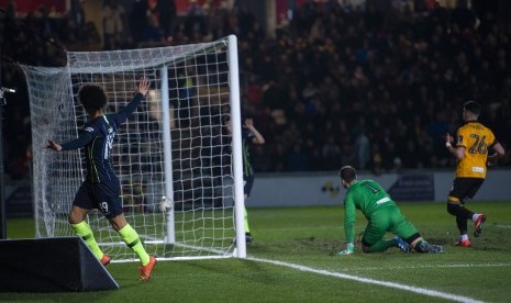 Pemain Manchester City Leroy Sane (kiri) merayakan keberhasilan mencetak gol pertama pada pertandingan putaran kelima Piala FA antara Newport County dan Manchester City di Rodney Parade di Newport, Inggris, Sabtu (16/2).