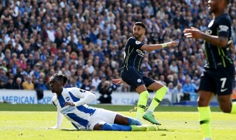 Pemain Manchester City Mahrez saat mencetak gol ke gawang Brighton dalam pertandingan Ahad (12/5)