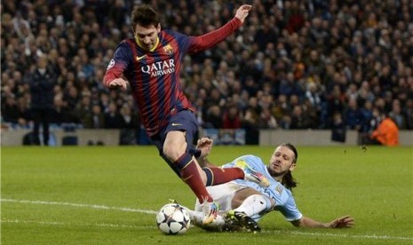 Pemain Manchester City, Martin Demichelis (kanan), melanggar striker Barcelona, Lionel Messi, dalam leg pertama babak 16 besar Liga Champions di Stadion Etihad, Manchester, Selasa (18/2). 