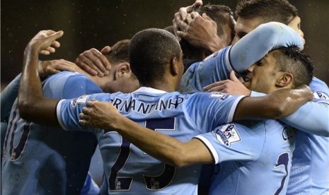 Pemain Manchester City melakukan selebrasi usai menjebol gawang Tottenham Hotspur dalam laga Liga Primer Inggris di White Hart Lane, London, Rabu (29/1). 