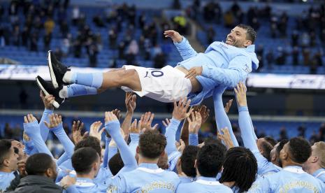 Pemain Manchester City melempar rekan setimnya dari Manchester City, Sergio Aguero, ke udara untuk merayakan kemenangan gelar Liga Inggris setelah pertandingan sepak bola antara Manchester City dan Everton di Stadion Etihad di Manchester, 23 Mei 2021. Aguero menjadi penentu kemenangan Man City untuk meraih gelar juara Liga Primer Inggris pada saat itu.