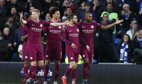 Pemain Manchester City meluapkan kegembiraan usai gol dari Bernardo Silva (dua dari kanan) dalam pertandingan Piala FA menghadapi Cardiff City di Cardiff City Stadium, Ahad (28/1) waktu setempat. 