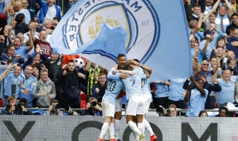 Pemain Manchester City merayakan gol ketiga pada laga final Piala FA melawan Watford di Stadion Wembley, Sabtu (18/5). City menang telak 6-0.