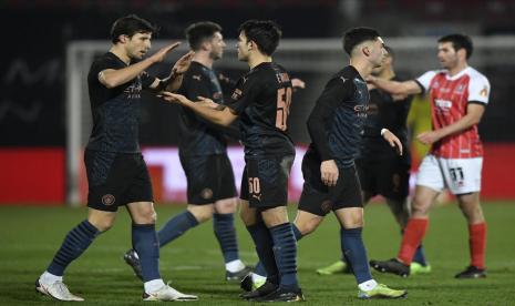 Pemain Manchester City merayakan keberhasilan lolos ke putaran kelima Piala FA setelah mengalahkan Cheltenham Town 3-1.