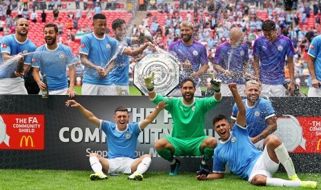 Pemain Manchester City merayakan keberhasilan menjuarai Community Shield