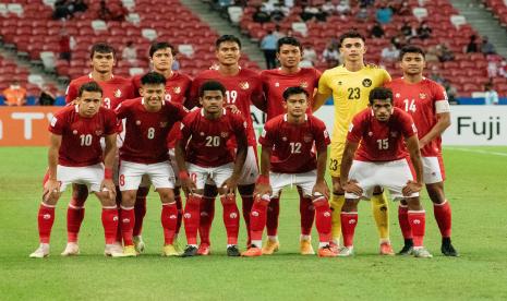 Para pesepak bola Timnas Indonesia berpose ke arah kamera sebelum bertanding melawan Timnas Thailand dalam pertandingan Babak Final Leg 2 Piala AFF 2020 di National Stadium, Singapura, Sabtu (1/1/2022). 