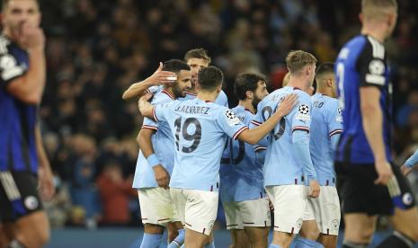  Pemain Manchester City merayakan setelah pemain Manchester City Riyad Mahrez mencetak gol keempat timnya selama pertandingan sepak bola Liga Champions antara Manchester City dan FC Copenhagen di stadion Etihad di Manchester, Inggris, Kamis (6/10/2022) dini hari WIB. 