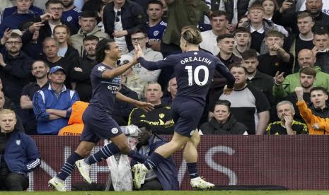 Pemain Manchester City Nathan Ake (kiri) merayakan golnya ke gawang Leeds United dalam lanjutan Liga Primer Inggris. City mengalahkan Leeds 4-0.