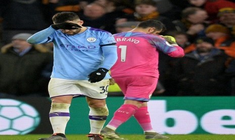 Pemain Manchester City Nicolas Otamendi tertunduk mengetahui kekalahan yang diperoleh timnya dari Wolverhampton. 