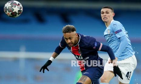 Pemain Manchester City, Phil Foden (kanan) berebut bola dengan pemain PSG Neymar pada pertandingan leg kedua semifinal Liga Champions antara Manchester City dan Paris Saint Germain di Stadion Etihad, di Manchester, Rabu (5/5) dini hari WIB.