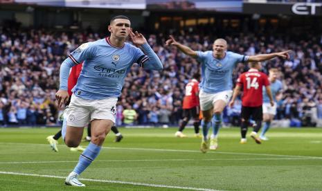 Pemain Manchester City Phil Foden (kiri) merayakan mencetak gol pertama bersama rekan setimnya, Erling Haaland, selama pertandingan sepak bola Liga Primer Inggris antara Manchester City dan Manchester United di Stadion Etihad di Manchester, Inggris, Ahad, 2 Oktober 2022. 