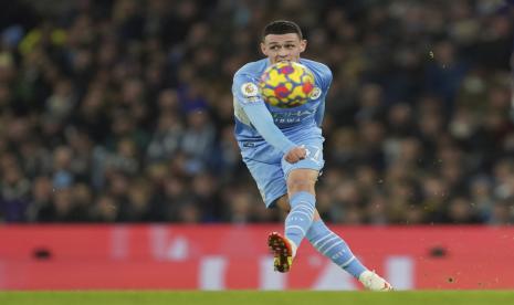 Gelandang Manchester City Phil Foden menendang bola selama pertandingan sepak bola Liga Primer Inggris antara Manchester City dan Brentford dalam lanjutan Liga Primer Inggris, Kamis (30/12) dini hari WIB. Foden mencetak gol semata wayang untuk mengantar Man City unggul 1-0 atas Brentford.