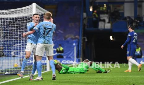 Pemain Manchester City Phil Foden merayakan dengan Kevin De Bruyne setelah mencetak gol kedua timnya pada pertandingan sepak bola Liga Premier Inggris antara Chelsea dan Manchester City di Stamford Bridge, London, Inggris, Senin (4/1) dini hari WIB.